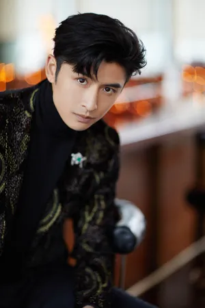 张云龙复古印花西装帅气写真图片