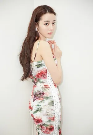 迪丽热巴粉色印花吊带长裙性感写真_2