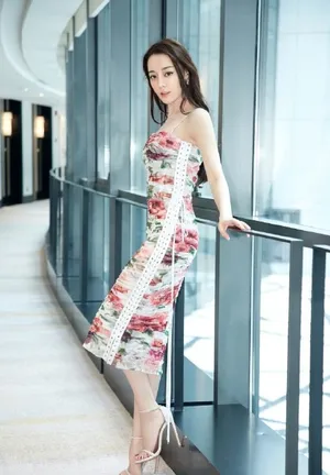 迪丽热巴粉色印花吊带长裙性感写真_3