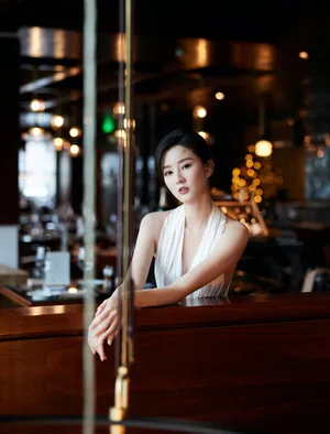 乔欣白色礼裙妩媚性感写真图片_4