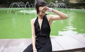 辛芷蕾性感黑色吊带裙迷人写真图片