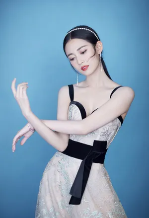 陈钰琪深V吊带裙性感写真图片