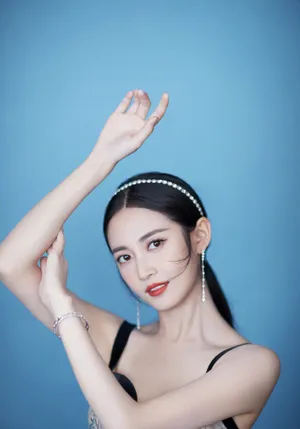 陈钰琪深V吊带裙性感写真图片