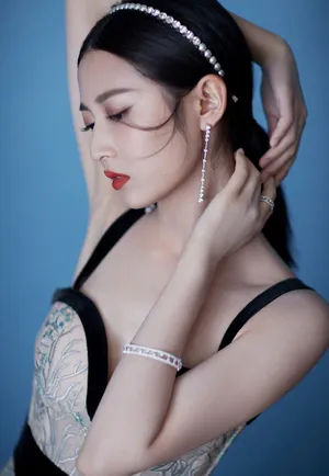 陈钰琪深V吊带裙性感写真图片_2