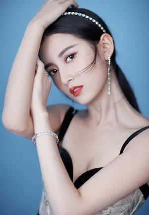 陈钰琪深V吊带裙性感写真图片_4