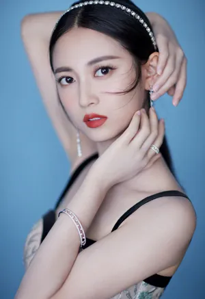 陈钰琪深V吊带裙性感写真图片_5
