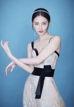 陈钰琪深V吊带裙性感写真图片_6