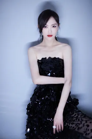 唐嫣亮片抹胸裙性感写真图片