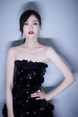 唐嫣亮片抹胸裙性感写真图片_3
