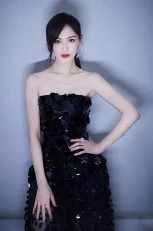 唐嫣亮片抹胸裙性感写真图片_5