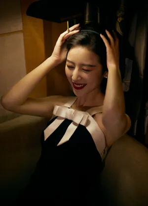 周雨彤矜贵优雅气质写真图片_2