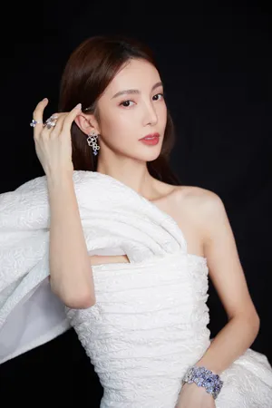 金晨白色斜肩裙性感写真图片