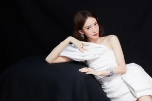 金晨白色斜肩裙性感写真图片_2