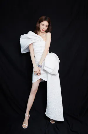 金晨白色斜肩裙性感写真图片_4