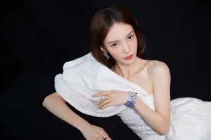 金晨白色斜肩裙性感写真图片_6