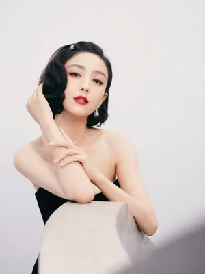 佟丽娅抹胸裙短发红唇性感写真图片_1