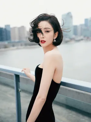 佟丽娅抹胸裙短发红唇性感写真图片_4