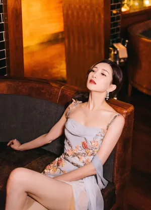 江疏影鎏金亮片礼服时尚写真图片_9