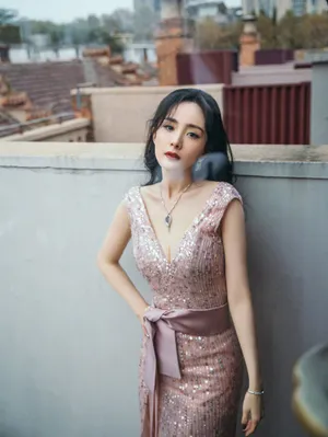 杨幂深V露背长裙简约优雅写真图片