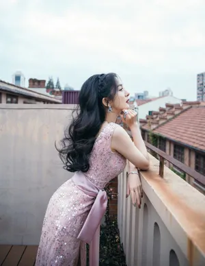 杨幂深V露背长裙简约优雅写真图片_2