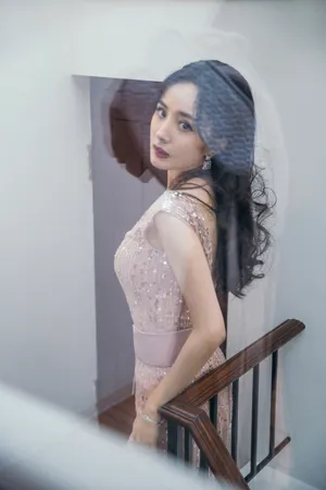 杨幂深V露背长裙简约优雅写真图片_3