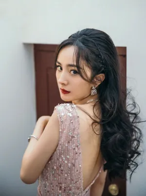杨幂深V露背长裙简约优雅写真图片_4