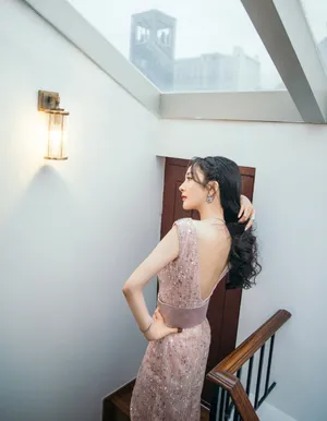杨幂深V露背长裙简约优雅写真图片_5