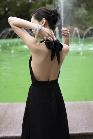 辛芷蕾黑色露背裙性感写真图片_2