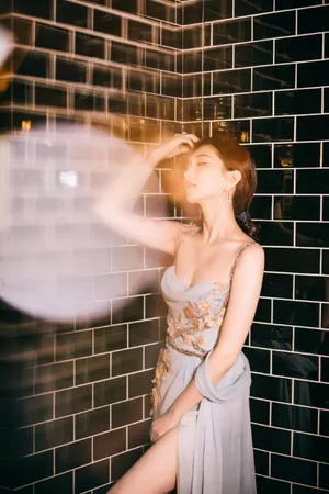 江疏影吊带印花裙优雅性感写真图片_2