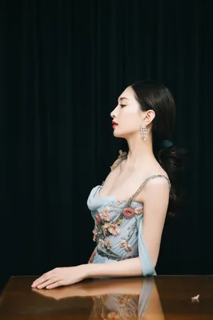 江疏影吊带印花裙优雅性感写真图片_3