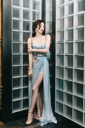 江疏影吊带印花裙优雅性感写真图片_5