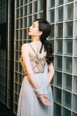 江疏影吊带印花裙优雅性感写真图片_6