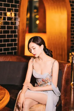 江疏影吊带印花裙优雅性感写真图片_7