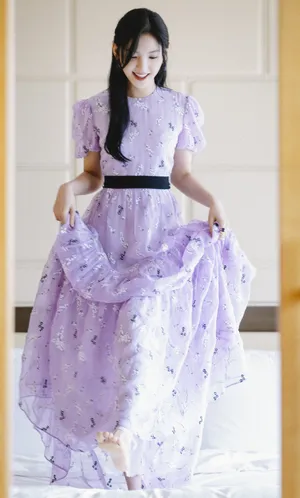 章若楠紫色碎花裙温婉写真图片_1