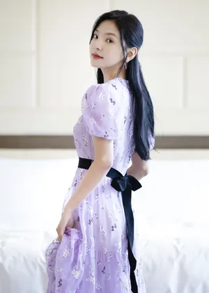 章若楠紫色碎花裙温婉写真图片