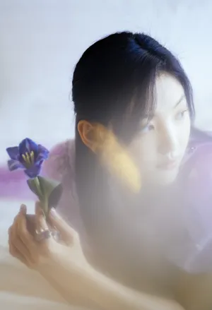 章若楠紫色碎花裙温婉写真图片_2