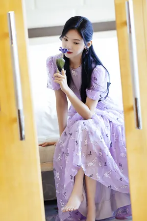 章若楠紫色碎花裙温婉写真图片_3