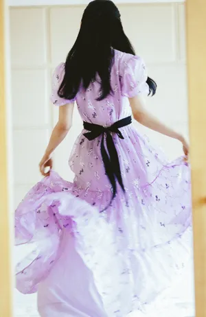 章若楠紫色碎花裙温婉写真图片_4