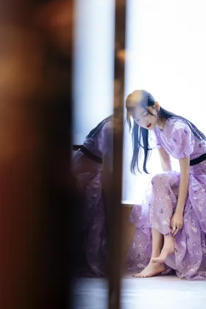 章若楠紫色碎花裙温婉写真图片_6