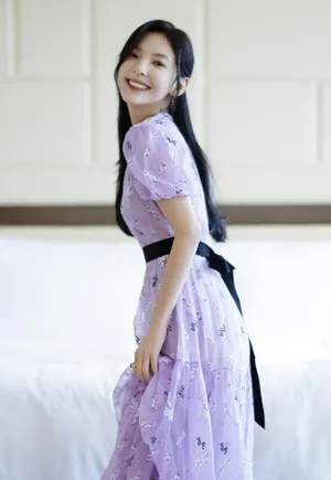 章若楠紫色碎花裙温婉写真图片_8