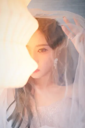 张紫宁挑染紫发粉裙优雅写真图片