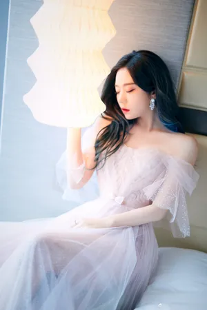 张紫宁挑染紫发粉裙优雅写真图片_3