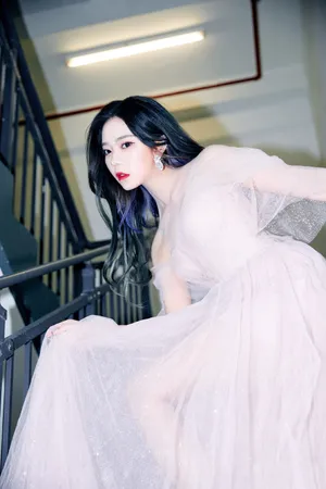 张紫宁挑染紫发粉裙优雅写真图片_5