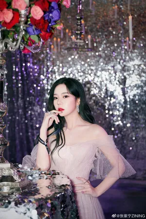 张紫宁挑染紫发粉裙优雅写真图片_12
