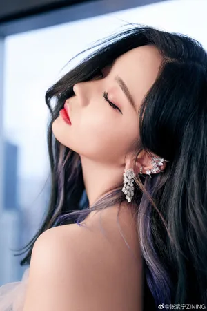 张紫宁挑染紫发粉裙优雅写真图片_13