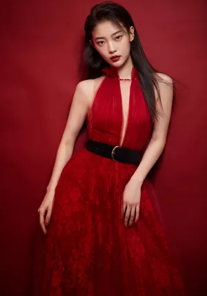 田依桐红纱裙美艳性感写真图片_2