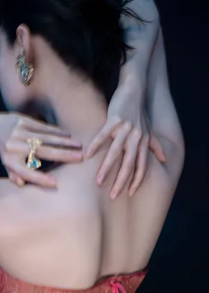 倪妮撞色束腰长裙魅惑写真图片_3