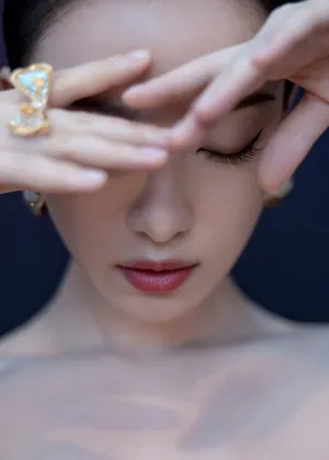 倪妮撞色束腰长裙魅惑写真图片_6