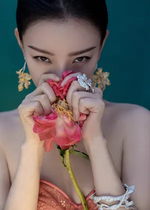 倪妮撞色束腰长裙魅惑写真图片_10