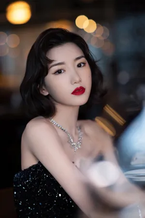 毛晓彤黑色长裙性感妩媚写真图片